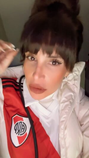 Florencia Peña Instagram - Hoy me voy a dormir contenta a contar gallinas 🐓 
@riverplate
❤️🤍
#sinfiltro 😂