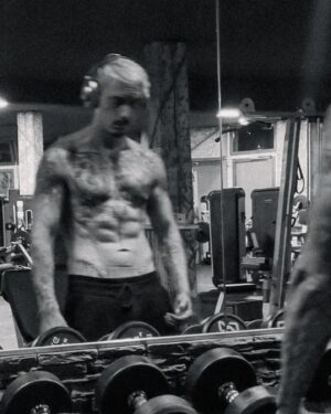 Florian Diedrich Instagram - 1 - new ink 🖤 
2 - Spiegel-Selfie 
3 - einfach unscharf 
4 - ich fahre unheimlich gerne Auto. Entdecke dabei ständig neue Musik & hab einfach meist ne gute Zeit. Fahrt ihr gerne Auto, oder ist das Stress für euch? 
5 - Kickboxen, Bild nach dem Training 
6 - Kickboxen, Bild nach dem Sparring... 😅 
7 - Checkt unbedingt den aktuellen IDR Drop aus!!! 
8 - Summer Fit Check 
9 - new Cap 
10 - neues Auto für den Berliner Stadtverkehr. Monster Truck "Joker" mit über 900 PS 😂