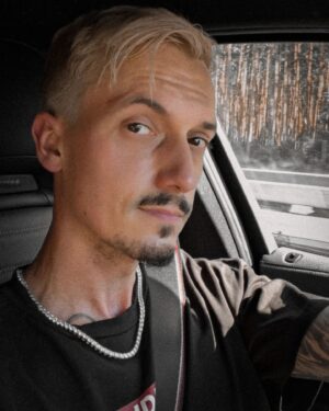 Florian Diedrich Instagram - 1 - new ink 🖤 
2 - Spiegel-Selfie 
3 - einfach unscharf 
4 - ich fahre unheimlich gerne Auto. Entdecke dabei ständig neue Musik & hab einfach meist ne gute Zeit. Fahrt ihr gerne Auto, oder ist das Stress für euch? 
5 - Kickboxen, Bild nach dem Training 
6 - Kickboxen, Bild nach dem Sparring... 😅 
7 - Checkt unbedingt den aktuellen IDR Drop aus!!! 
8 - Summer Fit Check 
9 - new Cap 
10 - neues Auto für den Berliner Stadtverkehr. Monster Truck "Joker" mit über 900 PS 😂