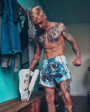 Florian Diedrich Instagram - 1 - new ink 🖤 
2 - Spiegel-Selfie 
3 - einfach unscharf 
4 - ich fahre unheimlich gerne Auto. Entdecke dabei ständig neue Musik & hab einfach meist ne gute Zeit. Fahrt ihr gerne Auto, oder ist das Stress für euch? 
5 - Kickboxen, Bild nach dem Training 
6 - Kickboxen, Bild nach dem Sparring... 😅 
7 - Checkt unbedingt den aktuellen IDR Drop aus!!! 
8 - Summer Fit Check 
9 - new Cap 
10 - neues Auto für den Berliner Stadtverkehr. Monster Truck "Joker" mit über 900 PS 😂
