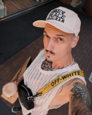 Florian Diedrich Instagram - 1 - new ink 🖤 
2 - Spiegel-Selfie 
3 - einfach unscharf 
4 - ich fahre unheimlich gerne Auto. Entdecke dabei ständig neue Musik & hab einfach meist ne gute Zeit. Fahrt ihr gerne Auto, oder ist das Stress für euch? 
5 - Kickboxen, Bild nach dem Training 
6 - Kickboxen, Bild nach dem Sparring... 😅 
7 - Checkt unbedingt den aktuellen IDR Drop aus!!! 
8 - Summer Fit Check 
9 - new Cap 
10 - neues Auto für den Berliner Stadtverkehr. Monster Truck "Joker" mit über 900 PS 😂