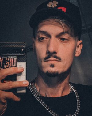 Florian Diedrich Instagram - 1 - new ink 🖤 
2 - Spiegel-Selfie 
3 - einfach unscharf 
4 - ich fahre unheimlich gerne Auto. Entdecke dabei ständig neue Musik & hab einfach meist ne gute Zeit. Fahrt ihr gerne Auto, oder ist das Stress für euch? 
5 - Kickboxen, Bild nach dem Training 
6 - Kickboxen, Bild nach dem Sparring... 😅 
7 - Checkt unbedingt den aktuellen IDR Drop aus!!! 
8 - Summer Fit Check 
9 - new Cap 
10 - neues Auto für den Berliner Stadtverkehr. Monster Truck "Joker" mit über 900 PS 😂
