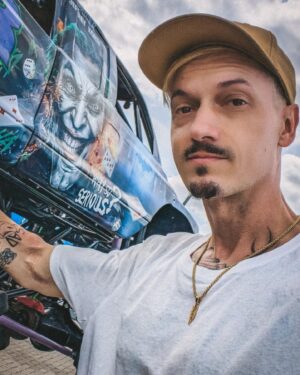 Florian Diedrich Instagram - 1 - new ink 🖤 
2 - Spiegel-Selfie 
3 - einfach unscharf 
4 - ich fahre unheimlich gerne Auto. Entdecke dabei ständig neue Musik & hab einfach meist ne gute Zeit. Fahrt ihr gerne Auto, oder ist das Stress für euch? 
5 - Kickboxen, Bild nach dem Training 
6 - Kickboxen, Bild nach dem Sparring... 😅 
7 - Checkt unbedingt den aktuellen IDR Drop aus!!! 
8 - Summer Fit Check 
9 - new Cap 
10 - neues Auto für den Berliner Stadtverkehr. Monster Truck "Joker" mit über 900 PS 😂