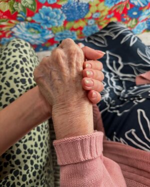Foquinha Instagram - despedidas nunca são fáceis, por mais óbvias e necessárias que sejam. Minha avó era uma Rocha. O sobrenome não nega. Viveu e lutou até o último instante dos seus 99 anos. Agora ficam as memórias dessa linha do tempo forte e inspiradora de uma das grandes divas da minha vida. Vóvis, vou sempre lembrar das vezes que você cuidou de mim e da minha irmã quando minha mãe precisava trabalhar, das histórias que você contava pra eu dormir enquanto eu apertava a pelinha da sua mão, do nosso abração de lado que era “só nosso”, de te tirar pra dançar no meio da sala, das vezes que a gente perdia o fôlego de tanto rir, do seu olhar que já dizia tudo… o peito já tá doendo de saudades sem você aqui. Mas agora você merece descansar. E sei que você vai estar sempre comigo. Obrigada por tanto 🥺❤️