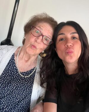 Foquinha Instagram - despedidas nunca são fáceis, por mais óbvias e necessárias que sejam. Minha avó era uma Rocha. O sobrenome não nega. Viveu e lutou até o último instante dos seus 99 anos. Agora ficam as memórias dessa linha do tempo forte e inspiradora de uma das grandes divas da minha vida. Vóvis, vou sempre lembrar das vezes que você cuidou de mim e da minha irmã quando minha mãe precisava trabalhar, das histórias que você contava pra eu dormir enquanto eu apertava a pelinha da sua mão, do nosso abração de lado que era “só nosso”, de te tirar pra dançar no meio da sala, das vezes que a gente perdia o fôlego de tanto rir, do seu olhar que já dizia tudo… o peito já tá doendo de saudades sem você aqui. Mas agora você merece descansar. E sei que você vai estar sempre comigo. Obrigada por tanto 🥺❤️