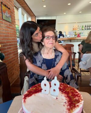Foquinha Instagram - despedidas nunca são fáceis, por mais óbvias e necessárias que sejam. Minha avó era uma Rocha. O sobrenome não nega. Viveu e lutou até o último instante dos seus 99 anos. Agora ficam as memórias dessa linha do tempo forte e inspiradora de uma das grandes divas da minha vida. Vóvis, vou sempre lembrar das vezes que você cuidou de mim e da minha irmã quando minha mãe precisava trabalhar, das histórias que você contava pra eu dormir enquanto eu apertava a pelinha da sua mão, do nosso abração de lado que era “só nosso”, de te tirar pra dançar no meio da sala, das vezes que a gente perdia o fôlego de tanto rir, do seu olhar que já dizia tudo… o peito já tá doendo de saudades sem você aqui. Mas agora você merece descansar. E sei que você vai estar sempre comigo. Obrigada por tanto 🥺❤️