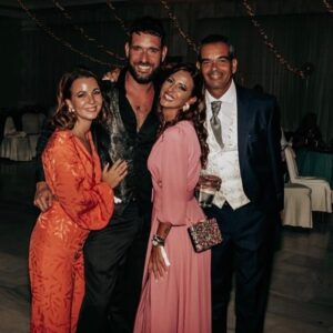 Fran Antón Instagram - Quiero abrazar muy fuerte a estas dos bellezas, mis primas @laurilopi y @makukilla.  Aunque aquí sonreímos felices, hoy es un día triste, muy muy triste.
Se por experiencia que no hay ningún consuelo para estos momentos tan duros, solo deciros que aquí tenéis a la familia para abrazaros y llorar juntos, para que la pena sea un poco menos pena y que estaremos para lo que necesitéis.
Siempre recordaremos a vuestras madre buena y sonriente a pesar de su dolor.
Os  queremos mucho. Hoy brillan juntas dos estrellas 🌟🌟
