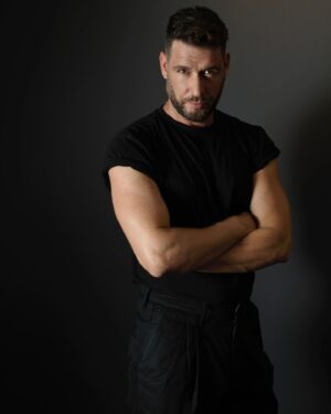 Fran Antón Instagram - Vamos con lo que queda de año ….A TOPE 

Foto del artista @artphoto_dancer_models_asensio 

#actor #director