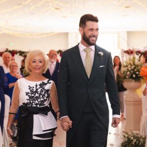 Fran Antón Instagram - Felicidades Mamá.

Eres la mujer más bonita del mundo.

Te quiero INFINITO ♥️♥️♥️♥️