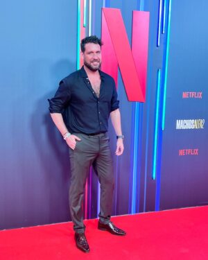 Fran Antón Instagram - Estreno #MachosalfaT2 
  #Salvesequienpueda

@netflixes