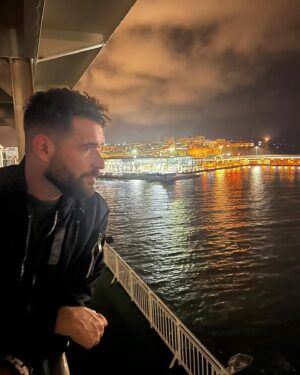 Fran Antón Instagram - Me encanta viajar en barco. Con @navieraarmas 

#barco #Melilla #trasmediterranea #puente