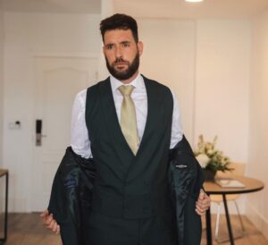 Fran Antón Instagram - Un día inolvidable.
Gracias a @sastreriaforaster por vestirnos tan elegantes en la ceremonia. 

#F&k #diainolvidable

Foto @tommy_estudio_fotografia