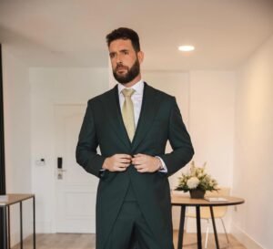 Fran Antón Instagram - Un día inolvidable.
Gracias a @sastreriaforaster por vestirnos tan elegantes en la ceremonia. 

#F&k #diainolvidable

Foto @tommy_estudio_fotografia