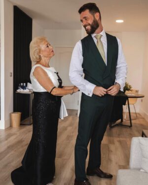 Fran Antón Instagram - Feliz cumpleaños a la mujer de mi vida.
Te quiero mamá eres la mujer más guapa, buena y generosa que conozco.
Feliz de que estés siempre a mi lado. 

#mama #love #felizcumple 

Fotos @tommy_estudio_fotografia

Traje de mamá @valeriolunaceremonia 

Mi traje @sastreriaforaster