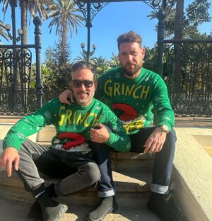 Fran Antón Instagram - FELIZ NAVIDAD.🎁 

Los  anti - Grinch 

@kikohernandeztv