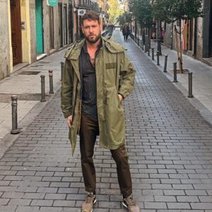 Fran Antón Instagram - Que me gusta tu abrigo @momointernacional mimetizando con #malasaña 

#malasaña 
#amigos 
#regalosbonitos