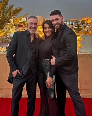 Fran Antón Instagram - Que ilusión volver a dar las campanadas en @tvmelilla como lo hice en 2019, pero este año más feliz con mi GRAN AMIGA a la que conozco desde hace más de veinte años y quiero y admiro @alejandra_acere y junto al hombre de MI VIDA @kikohernandeztv. La que vamos a liar y lo vamos a pasar de escándalo.

Fotografía: @manu_arraras 

#campanadas2024 #findeaño #melilla #Kikohernandez
#alejandraacedo