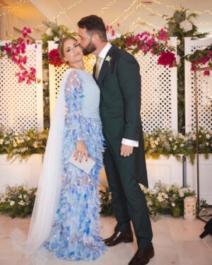 Fran Antón Instagram - MUCHAS FELICIDADES HERMANA. Yo no sólo tengo una hermana, tengo una amiga, una confidente e incondicional …. ERES LUZ, ALEGRIA Y CON QUIEN SIEMPRE QUIERES ESTAR, TE AMO MIL X. MIL ♥️ Por seguir sumando momento. 

Vestido de @joseperea_designer 

Chaquet de @sastreriaforaster