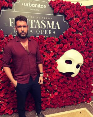 Fran Antón Instagram - Maravilloso montaje #elfantasmadelaopera Elegante, sorprendente y muy emocionante. Musicalmente de DIEZ. 

#elfantasmadelaopera