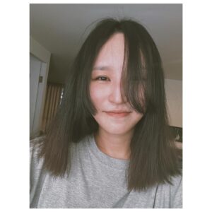 Fran Chen Instagram - 剛吹乾頭髮，毛毛躁躁（雙關），居家擔任瘋子。
對了HYUKOH要來台灣演出了耶～我好愛這首歌！
音樂放大大聲的，躺在地板上彈空氣吉他，自得其樂，假裝自己還是個少年。
👽✌🏼✌🏼
究竟可以幼稚到幾歲呢？我自己也很好奇。