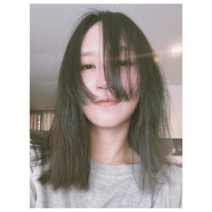 Fran Chen Instagram - 剛吹乾頭髮，毛毛躁躁（雙關），居家擔任瘋子。
對了HYUKOH要來台灣演出了耶～我好愛這首歌！
音樂放大大聲的，躺在地板上彈空氣吉他，自得其樂，假裝自己還是個少年。
👽✌🏼✌🏼
究竟可以幼稚到幾歲呢？我自己也很好奇。