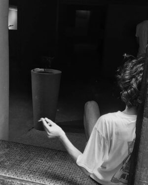 Francesco Serpico Instagram - Non disertare

Non disertare il dolore
questa mancanza al respiro
questi graffi, profondi, sul volto

Non disertare l'abbraccio
questo tenersi corpo nel corpo
queste carezze che non chiedono conto

Non disertare l'assenza
questa ferita che resta
questo silenzio che brucia, in frantumi

Non disertare le mani
questo sfiorarsi per non cadere
questo cercarsi per non sentirsi più soli

Non disertare la nostalgia
questo addio che non ci siamo detti
questo esserci comunque, sempre, accanto

Non disertare la paura
questo restare in assenza
questo amarsi in assenza, non poter fare altro

Non disertare il sorriso
questa bellezza improvvisa
questo approdo alla notte, di sollievo e salvezza

Non disertare la lotta
questo bisogno a sognare
questo rifiuto all'offesa, ostinato assalto alle fortezze

Non disertare la cura
questo coraggio del cuore
questa tenerezza della parola, riconoscersi nella fragilità

Non disertare il cielo
queste stelle lontane
questo alfabeto di luce, a comporre il tuo nome.

Antonio Esposito

@rac.regist_aconfronto 
foto di @irenemaiorino