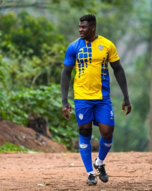 Francis Ngannou Instagram - Enjoying my time back home, playing football ⚽️ and enjoying life ☝🏿 @sablefcdebatie