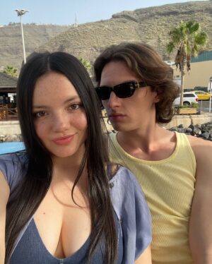 Francisca Aronsson Instagram - Hoy martes por fin van a poder conocer a Abi❤️ y a todos mis compañeros del elenco en  @hit_tve por @rtve . 

Cada martes saldrá 1 episodio! El 4to es donde se contará la historia de Abigail, mi personaje 💫. 

Espero disfruten de esta serie tanto como yo disfruté hacerla con mi familia de Hit.