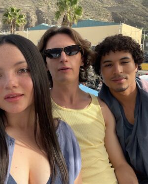 Francisca Aronsson Instagram - Hoy martes por fin van a poder conocer a Abi❤️ y a todos mis compañeros del elenco en  @hit_tve por @rtve . 

Cada martes saldrá 1 episodio! El 4to es donde se contará la historia de Abigail, mi personaje 💫. 

Espero disfruten de esta serie tanto como yo disfruté hacerla con mi familia de Hit.