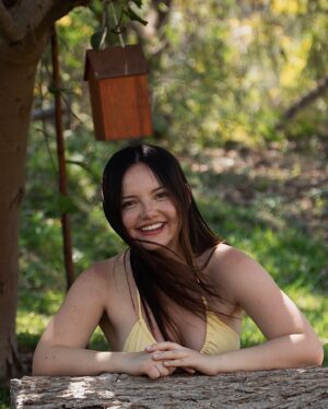Francisca Aronsson Instagram - Me quedaría aquí para estar en nuestro campito🍃🥀🌾

📷: @mafesinr difícil elegir entre todas las fotos hermosas que tomaste ✨