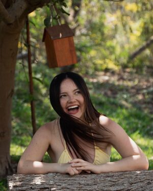Francisca Aronsson Instagram - Me quedaría aquí para estar en nuestro campito🍃🥀🌾

📷: @mafesinr difícil elegir entre todas las fotos hermosas que tomaste ✨