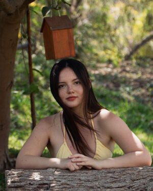 Francisca Aronsson Instagram - Me quedaría aquí para estar en nuestro campito🍃🥀🌾

📷: @mafesinr difícil elegir entre todas las fotos hermosas que tomaste ✨