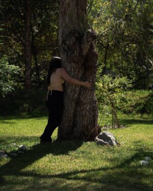 Francisca Aronsson Instagram - Me quedaría aquí para estar en nuestro campito🍃🥀🌾

📷: @mafesinr difícil elegir entre todas las fotos hermosas que tomaste ✨