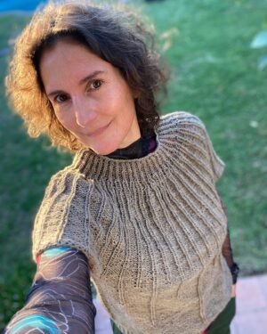 Francisca Imboden Instagram - Nada más gratificante que crear tu propio patrón top-down, y que la improvisación resulte! La lana es #Cactus, una merino rústica de @misterwool . Livianita, abrigada y combinable para este invierno. #chocheratotal💞 #tejeresmisúperpoder #rústicoydisparejo