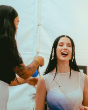 Francisca Valenzuela Instagram - ok, el último carrusel de @ruidosafest NEW YORK??? 😂 no sé ah…. Es que fue SURREAL! (y tenemos tantas fotos, cómo elegir!) Qué emoción ver cómo una idea se expande y recorre el continente, uniendo corazones y causas 💚💗

Les dejo un poquito del trasbambalinas y también aquí un agradecimiento gigante lleno de amor y admiración a:

Team RUIDOSA / FRANTASTIC / MGMT / CRITERIA:
Thank u for making it so special, gracias x su dedicación y cariño y por trabajar tan duro y con atención a cada detalle y darlo todo. 
No podría soñar con un mejor equipo! Seguimos con todo! Se vienen cositas! @rodrigdi @an.cortes @diegosporzio @fresadeneza @nikiossandon @zigzagfrenetico @javiajerap  y todo el team de foto y video! @camigrandi @santiagraphy @mava.villamizar @srodriguezphotos @criteriaent 

Paloma Esteves, director of Artistic Programming y todo su team del Lincoln Center:
Thank you for making this dream a reality. Qué equipo más INCREÍBLE! Fue un sueño hecho realidad. Gracias por recibirnos con los brazos abiertos! @palomaestevez 

Nuestras panelistas estrellas @julyssa_raquel @floresonair @sigalratner @isabelaraygoza @angiejromero @steffycarvajal @jmosound qué honor contar con ustedes. Gracias mil gracias por su compromiso, pasión, liderazgo, curiosidad, creatividad y visión. Son una inspiración. Las admiro tremendamente y tenerlas a todas en un mismo espacio compartiendo acerca de sus experiencias fue increíble. 

Todas las artistas que aceptaron nuestra invitación para venir a hacer ruido!!

UNIDAS SOMOS MAS FUERTES!
Todos tenemos una voz y no hay que tener miedo de usarla!
 ✊📣💥