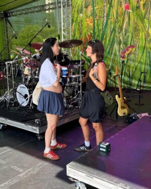 Francisca Valenzuela Instagram - ok, el último carrusel de @ruidosafest NEW YORK??? 😂 no sé ah…. Es que fue SURREAL! (y tenemos tantas fotos, cómo elegir!) Qué emoción ver cómo una idea se expande y recorre el continente, uniendo corazones y causas 💚💗

Les dejo un poquito del trasbambalinas y también aquí un agradecimiento gigante lleno de amor y admiración a:

Team RUIDOSA / FRANTASTIC / MGMT / CRITERIA:
Thank u for making it so special, gracias x su dedicación y cariño y por trabajar tan duro y con atención a cada detalle y darlo todo. 
No podría soñar con un mejor equipo! Seguimos con todo! Se vienen cositas! @rodrigdi @an.cortes @diegosporzio @fresadeneza @nikiossandon @zigzagfrenetico @javiajerap  y todo el team de foto y video! @camigrandi @santiagraphy @mava.villamizar @srodriguezphotos @criteriaent 

Paloma Esteves, director of Artistic Programming y todo su team del Lincoln Center:
Thank you for making this dream a reality. Qué equipo más INCREÍBLE! Fue un sueño hecho realidad. Gracias por recibirnos con los brazos abiertos! @palomaestevez 

Nuestras panelistas estrellas @julyssa_raquel @floresonair @sigalratner @isabelaraygoza @angiejromero @steffycarvajal @jmosound qué honor contar con ustedes. Gracias mil gracias por su compromiso, pasión, liderazgo, curiosidad, creatividad y visión. Son una inspiración. Las admiro tremendamente y tenerlas a todas en un mismo espacio compartiendo acerca de sus experiencias fue increíble. 

Todas las artistas que aceptaron nuestra invitación para venir a hacer ruido!!

UNIDAS SOMOS MAS FUERTES!
Todos tenemos una voz y no hay que tener miedo de usarla!
 ✊📣💥