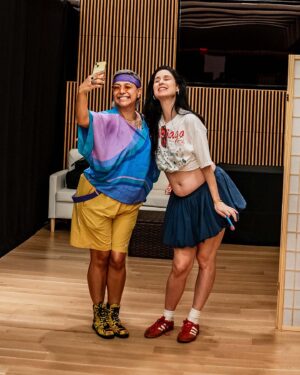 Francisca Valenzuela Instagram - ok, el último carrusel de @ruidosafest NEW YORK??? 😂 no sé ah…. Es que fue SURREAL! (y tenemos tantas fotos, cómo elegir!) Qué emoción ver cómo una idea se expande y recorre el continente, uniendo corazones y causas 💚💗

Les dejo un poquito del trasbambalinas y también aquí un agradecimiento gigante lleno de amor y admiración a:

Team RUIDOSA / FRANTASTIC / MGMT / CRITERIA:
Thank u for making it so special, gracias x su dedicación y cariño y por trabajar tan duro y con atención a cada detalle y darlo todo. 
No podría soñar con un mejor equipo! Seguimos con todo! Se vienen cositas! @rodrigdi @an.cortes @diegosporzio @fresadeneza @nikiossandon @zigzagfrenetico @javiajerap  y todo el team de foto y video! @camigrandi @santiagraphy @mava.villamizar @srodriguezphotos @criteriaent 

Paloma Esteves, director of Artistic Programming y todo su team del Lincoln Center:
Thank you for making this dream a reality. Qué equipo más INCREÍBLE! Fue un sueño hecho realidad. Gracias por recibirnos con los brazos abiertos! @palomaestevez 

Nuestras panelistas estrellas @julyssa_raquel @floresonair @sigalratner @isabelaraygoza @angiejromero @steffycarvajal @jmosound qué honor contar con ustedes. Gracias mil gracias por su compromiso, pasión, liderazgo, curiosidad, creatividad y visión. Son una inspiración. Las admiro tremendamente y tenerlas a todas en un mismo espacio compartiendo acerca de sus experiencias fue increíble. 

Todas las artistas que aceptaron nuestra invitación para venir a hacer ruido!!

UNIDAS SOMOS MAS FUERTES!
Todos tenemos una voz y no hay que tener miedo de usarla!
 ✊📣💥