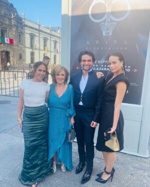 Francisco Rubio Instagram - La alfombra de los #ariel65 comenzó al lado de una GRAN TRIBU que nos tenemos! Gracias a mis mujeres poderosas y chingonas que me escoltaron en Alma, corazón y Vida! Les amo @fridastrid @alinepadper #mamá 
🙌🏻🙏🏻✨😘❤️