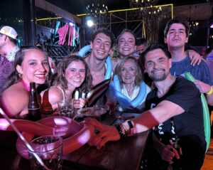 Francisco Rubio Instagram - Gracias Familia @mammamia_mx por ser tan Hermosos con mi madre y siempre recibirla con todo el amor 🙌🏻✨🙏🏻