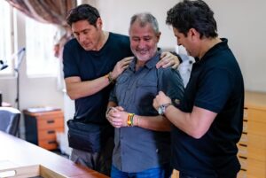 Francisco Saavedra Instagram - Querido @toniespadas Descansa en paz, amigo. Tu amor por África y la pasión en tu trabajo serán  una fuente inagotable que nos van a inspirar por siempre. Desde aquella vez en Uganda cuando nos llevaste al encuentro de los Gorilas de Espalda Plateada, hasta el valle del Omo donde partiste de manera repentina y violenta  a nuestro lado. Íbamos con el mejor, con el mas preparado, con el hombre que cambió nuestra manera de grabar y retratar un continente que, por desgracia, ha sido a menudo mal representado. 
El entendimiento profundo que Toni compartia sobre la historia de cada lugar, redefinió nuestro concepto de tribu, alejándolo de ese tratamiento “exótico” retratado tanta veces en el medio audiovisual y que Tony detestaba. 
Gracias @toniespadas por todo . Abrazamos con amor a tu familia @irene_cordon a tu hermano @victor_eg y a todos tus amigos de @riftvalley_com que los queremos por siempre ❤️
La última foto y vídeo retratan nuestros segundos antes de partir a España y luego nuestro largo viaje a Chile. 
Eran 5 autos, más de 15 personas los que vivimos esa experiencia demoledora que nos va a marcar por siempre.
Gracias infinitas a cada uno de los miembros del equipo de #SociosPorElMundo3 nuestros hermanos por siempre, por los abrazos y la contención. Rodri eres un tremendo líder, Cony, Joseph, Nacho, Pipin, Raúl, Tota, Cristóbal,  Maca. Solo nosotros sabemos que pasó ahí y vamos a trabajar duro en trasformar ese dolor, en algo que valga la pena ❤️ @zabaletachile @lamacacerda @mkzeta @canal13cl @_nachoosses