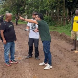 Francisco Saavedra Instagram - Querido @toniespadas Descansa en paz, amigo. Tu amor por África y la pasión en tu trabajo serán  una fuente inagotable que nos van a inspirar por siempre. Desde aquella vez en Uganda cuando nos llevaste al encuentro de los Gorilas de Espalda Plateada, hasta el valle del Omo donde partiste de manera repentina y violenta  a nuestro lado. Íbamos con el mejor, con el mas preparado, con el hombre que cambió nuestra manera de grabar y retratar un continente que, por desgracia, ha sido a menudo mal representado. 
El entendimiento profundo que Toni compartia sobre la historia de cada lugar, redefinió nuestro concepto de tribu, alejándolo de ese tratamiento “exótico” retratado tanta veces en el medio audiovisual y que Tony detestaba. 
Gracias @toniespadas por todo . Abrazamos con amor a tu familia @irene_cordon a tu hermano @victor_eg y a todos tus amigos de @riftvalley_com que los queremos por siempre ❤️
La última foto y vídeo retratan nuestros segundos antes de partir a España y luego nuestro largo viaje a Chile. 
Eran 5 autos, más de 15 personas los que vivimos esa experiencia demoledora que nos va a marcar por siempre.
Gracias infinitas a cada uno de los miembros del equipo de #SociosPorElMundo3 nuestros hermanos por siempre, por los abrazos y la contención. Rodri eres un tremendo líder, Cony, Joseph, Nacho, Pipin, Raúl, Tota, Cristóbal,  Maca. Solo nosotros sabemos que pasó ahí y vamos a trabajar duro en trasformar ese dolor, en algo que valga la pena ❤️ @zabaletachile @lamacacerda @mkzeta @canal13cl @_nachoosses