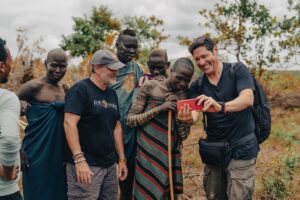 Francisco Saavedra Instagram - Querido @toniespadas Descansa en paz, amigo. Tu amor por África y la pasión en tu trabajo serán  una fuente inagotable que nos van a inspirar por siempre. Desde aquella vez en Uganda cuando nos llevaste al encuentro de los Gorilas de Espalda Plateada, hasta el valle del Omo donde partiste de manera repentina y violenta  a nuestro lado. Íbamos con el mejor, con el mas preparado, con el hombre que cambió nuestra manera de grabar y retratar un continente que, por desgracia, ha sido a menudo mal representado. 
El entendimiento profundo que Toni compartia sobre la historia de cada lugar, redefinió nuestro concepto de tribu, alejándolo de ese tratamiento “exótico” retratado tanta veces en el medio audiovisual y que Tony detestaba. 
Gracias @toniespadas por todo . Abrazamos con amor a tu familia @irene_cordon a tu hermano @victor_eg y a todos tus amigos de @riftvalley_com que los queremos por siempre ❤️
La última foto y vídeo retratan nuestros segundos antes de partir a España y luego nuestro largo viaje a Chile. 
Eran 5 autos, más de 15 personas los que vivimos esa experiencia demoledora que nos va a marcar por siempre.
Gracias infinitas a cada uno de los miembros del equipo de #SociosPorElMundo3 nuestros hermanos por siempre, por los abrazos y la contención. Rodri eres un tremendo líder, Cony, Joseph, Nacho, Pipin, Raúl, Tota, Cristóbal,  Maca. Solo nosotros sabemos que pasó ahí y vamos a trabajar duro en trasformar ese dolor, en algo que valga la pena ❤️ @zabaletachile @lamacacerda @mkzeta @canal13cl @_nachoosses