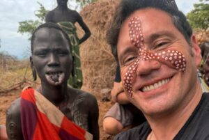 Francisco Saavedra Instagram - Querido @toniespadas Descansa en paz, amigo. Tu amor por África y la pasión en tu trabajo serán  una fuente inagotable que nos van a inspirar por siempre. Desde aquella vez en Uganda cuando nos llevaste al encuentro de los Gorilas de Espalda Plateada, hasta el valle del Omo donde partiste de manera repentina y violenta  a nuestro lado. Íbamos con el mejor, con el mas preparado, con el hombre que cambió nuestra manera de grabar y retratar un continente que, por desgracia, ha sido a menudo mal representado. 
El entendimiento profundo que Toni compartia sobre la historia de cada lugar, redefinió nuestro concepto de tribu, alejándolo de ese tratamiento “exótico” retratado tanta veces en el medio audiovisual y que Tony detestaba. 
Gracias @toniespadas por todo . Abrazamos con amor a tu familia @irene_cordon a tu hermano @victor_eg y a todos tus amigos de @riftvalley_com que los queremos por siempre ❤️
La última foto y vídeo retratan nuestros segundos antes de partir a España y luego nuestro largo viaje a Chile. 
Eran 5 autos, más de 15 personas los que vivimos esa experiencia demoledora que nos va a marcar por siempre.
Gracias infinitas a cada uno de los miembros del equipo de #SociosPorElMundo3 nuestros hermanos por siempre, por los abrazos y la contención. Rodri eres un tremendo líder, Cony, Joseph, Nacho, Pipin, Raúl, Tota, Cristóbal,  Maca. Solo nosotros sabemos que pasó ahí y vamos a trabajar duro en trasformar ese dolor, en algo que valga la pena ❤️ @zabaletachile @lamacacerda @mkzeta @canal13cl @_nachoosses