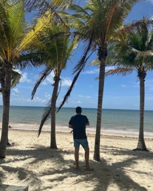 Francisco Saavedra Instagram - Cuando eres Papá, Ya no hay nada más importante que los hijos en la vida. 
Los amo hijos míos con toda mi alma y corazón. Los amamos hasta el infinito. Estar vivo para ustedes es una bendición. Somos una gran familia ❤️ #Vacaciones #Amor #Hijos #Padres @moonpalacethegrandcancun