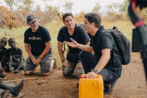 Francisco Saavedra Instagram - Querido @toniespadas Descansa en paz, amigo. Tu amor por África y la pasión en tu trabajo serán  una fuente inagotable que nos van a inspirar por siempre. Desde aquella vez en Uganda cuando nos llevaste al encuentro de los Gorilas de Espalda Plateada, hasta el valle del Omo donde partiste de manera repentina y violenta  a nuestro lado. Íbamos con el mejor, con el mas preparado, con el hombre que cambió nuestra manera de grabar y retratar un continente que, por desgracia, ha sido a menudo mal representado. 
El entendimiento profundo que Toni compartia sobre la historia de cada lugar, redefinió nuestro concepto de tribu, alejándolo de ese tratamiento “exótico” retratado tanta veces en el medio audiovisual y que Tony detestaba. 
Gracias @toniespadas por todo . Abrazamos con amor a tu familia @irene_cordon a tu hermano @victor_eg y a todos tus amigos de @riftvalley_com que los queremos por siempre ❤️
La última foto y vídeo retratan nuestros segundos antes de partir a España y luego nuestro largo viaje a Chile. 
Eran 5 autos, más de 15 personas los que vivimos esa experiencia demoledora que nos va a marcar por siempre.
Gracias infinitas a cada uno de los miembros del equipo de #SociosPorElMundo3 nuestros hermanos por siempre, por los abrazos y la contención. Rodri eres un tremendo líder, Cony, Joseph, Nacho, Pipin, Raúl, Tota, Cristóbal,  Maca. Solo nosotros sabemos que pasó ahí y vamos a trabajar duro en trasformar ese dolor, en algo que valga la pena ❤️ @zabaletachile @lamacacerda @mkzeta @canal13cl @_nachoosses