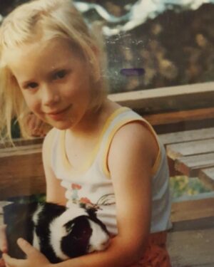 Franziska Böhler Instagram - Wenn man wie ich auf dem Dorf aufwächst, ist der Führerschein das Ticket in die Unabhängigkeit. Das erste Geld, das ich von meinem Gehalt als Krankenschwester angespart hatte, ging in ein Auto. »Herbie«, ein hellblauer Peugeot 106, Edition Palm Beach, den ich meiner neun Jahre älteren Schwester abgekauft hatte 
Auf der Beifahrertür klebte ein Surfer, das Heck hatte ich mir von meinen Kumpels mit Subwoofer und Lautsprechern vollbauen lassen, sodass nicht mal mehr eine Handtasche in den Kofferraum passte. Meine Mutter musste mich nicht mehr im Schwesternheim abholen, wenn es am Wochenende für einen Besuch nach Hause ging, ich konnte kommen und fahren, wann ich wollte. »Herbie« war mein bester Freund, mein privater Metal Club und mein erstes eigenes Zuhause. Und obwohl er nur 45 PS hatte, habe ich es geschafft, in sechs Monaten sieben Mal geblitzt zu werden.
Stadtmenschen können das wahrscheinlich nicht nachvollziehen, aber als Dorfkind bist du auf den Kutschierservice deiner Eltern angewiesen. Wisst ihr, wie es sich anfühlt, wenn dich deine erzkatholische Mutter als Teenager von einer Party abholt und du die dreißig unendlichen Minuten, die der Heimweg dauert, versuchst, dir nicht anmerken zu lassen, dass du doch mehr als nur ein Bier getrunken hast? Dabei hoffst, dass das eben frisch aufgetragene Deospray den Zigarettenqualm überlagert? Ihr Dorfkinder kennt das. Der Führerschein, das war meine Rettung, meine persönliche Reifeprüfung.“
✨
Aus „I still Care“
✨
#gesundheit #intensiv #healthcare #symptome#instabook #bookstagram #gesund #arzt#sport #motivation #health #krankenhaus #care #buch #klinik #training #pflege #krankenpflege #nurse #anästhesie #medizin #gesundheitssystem #icu #gesundheitssystem #pflegenotstand