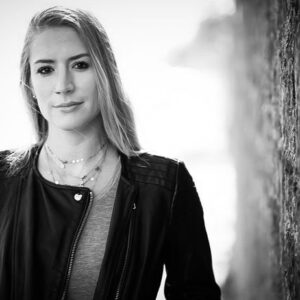 Franziska Böhler Instagram - I still Care ist auch ein Buch über Freundschaft.
Darüber, dass die Wahrheit schmerzt und man sie trotz großer Verbundenheit kaum ertragen kann, aber muss, weil Liebe auch weh tut.
Ich bin beim Sturz aus den Wolken auf die Füße gefallen
✨
#buch #verzeihen#bookstagram #lesen #book #freundschaft #books #buchempfehlung #booklover #liebe #bookstagramgermany #buchblogger #istillcare #buchliebe #reading #leseratte #autor #literatur #booklove #nurse #leseliebe #freunde #instabook #schreiben #bookworm #bookaholic #booknerd