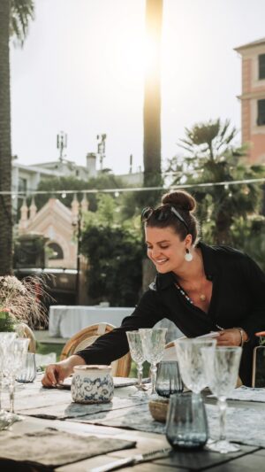 Franziska Böhler Instagram - Hochzeitswochenende von F&G in Italien 🤍🇮🇹

Zwei Jahre habe ich Franzi @thefabulousfranzi und Gregor begleitet, um ihre Traumhochzeit zu planen. An diesem Wochenende haben wir sie endlich gemeinsam gefeiert! 😍 

Die Tage waren magisch und wir haben in der Tat alles mitgenommen, was ging! Von sonnigen Strand-, Sommer-, und Meer-Vibes über Regen, Gewitter und einen Wasserrohrbruch. Hier gab es eine Menge zu erleben! Bei 37 grad im Schatten tat es dann aber auch total gut, am ersten Abend zur Abwechslung mal im Regen zu tanzen 🥰

Das ganze Wochenende über hatte die Gesellschaft ihren privaten Strandbereich sowie drei verschiedene Gärten und den Innenbereich der Villa, die sie frei benutzen konnten. Ich plante so, dass wir über das Wochenende jeden dieser Orte bespielten.

So gab es für den ersten Abend von mir den Vorschlag eine „Serenata“, ganz im italienischen Stil im Strand-Garten zu feiern und anschließend am Strand im Sand zu tanzen. (Die italienische Bedeutung des Festes, welches einen Abend vor der Hochzeit mit Freunden und Familie, Tanz, Gesang und gutem Essen stattfindet, findet ihr in meinem Blog 😇.)

Am Tag darauf folgte ein Willkommensaperitiv im Strand-Garten, die Trauung am Meer, ein Aperitivo und das leckere Hochzeitsdinner sowie der Tortenanschnitt im Villa-Garten unter den wunderschönen Rundbögen. Die Party starteten wir dann im Gewölbe der Villa. 🪩

Vielen Dank liebe Franzi und lieber Gregor für das Vertrauen in meine Arbeit! 💓🇮🇹 Danke an alle Dienstleister, die mit mir Hand in Hand all das auf die Beine gestellt haben und danke an meinen Mann @thisisalexawesome der mich unterstützt hat! 🤍

Planner @si_weddingsbyelena 
Assistant Awesome @thisisalexawesome 
Location @la_spagnuola_gavotti 
Photograph @_dennisklose_ 
Hair & Make up @lunacolavolpemua 
Flowers @jessicatuaflowerstylist 
Catering @lovisolo_ricevimenti 
DJ @djrem.c 
Light & Sound Service @noire_eventsolutions 
Stationary @papeterieschmiede @whiteandberry 
Kids Entertainment @capriole_sulle_nuvole