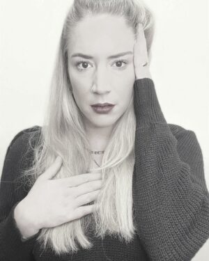 Franziska Böhler Instagram - Wahrscheinlich war ich nur ein willkommener Platzhalter. Aber es ändert nichts daran, dass ich den Dreck abbekomme. Und ich spüre „In zwei Tagen schert sich da schon keiner mehr drum“, sagten andere, die es gut mit mir meinten. Und es stimmt, die meisten Social-Media-Dramen haben keine lange Halbwertzeit. Doch es gibt auch andere Beispiele. Der Politiker Walter Lübcke, der 2019 von einem Hater erschossen wurde. Dieses Attentat geschah vier Jahre nachdem ein Ausschnitt einer Rede, bei der er sich für die Aufnahme von Flüchtlingen aussprach, ohne Kontext im Internet verbreitet wurde. Vier Jahre lang hielt sich der Hass so lebendig, dass der hessische Rechtsextremist Stephan Ernst am 2. Juni 2019 zu Lübkes Haus fuhr und den CDU-Politiker mit einem Kopfschuss hinrichtete. Auch Lübcke hatte nur stellvertretend für die Politik gestanden, die Ernst verabscheute. Meistens verwässert sich die Wut und richtet sich auf das nächste Opfer. Manchmal führt sie aber dazu, dass ein Sohn seinen Vater leblos auf der Terrasse finden muss.

Ich musste aufhören mich unter der Bettdecke zu verstecken. Ich brauchte Hilfe. Und zwar keine guten Worte, sondern etwas Handfestes. Ich wollte die Absender der übelsten Hassnachrichten identifizieren, ich wollte wissen, wer dahintersteckt und sie anzeigen. Wenn so etwas wie der Mord an Lübcke passieren konnte, dann war meine Angst berechtigt, und es ging nicht nur um mich. Ich musste die schützen, die mir am liebsten waren.
🤍
#gesundheit #intensiv #healthcare #symptome#bookstagram #books #gesund #arzt#sport #motivation #health #krankenhaus #instabook #hass #klinik #training #pflege #krankenpflege #nurse #anästhesie #medizin #gesundheitssystem #icu #gesundheitssystem #pflegenotstand