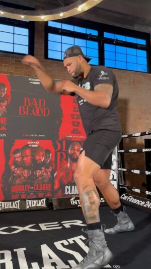 Frazer Clarke Instagram - Keeping it under lock and key 🤐

@frazerclarke giving nothing away. A light punch out and a quick stretch 🫡

#WardleyClarke | 31.03.24 | @skysportsboxing | @peacock | @everlast